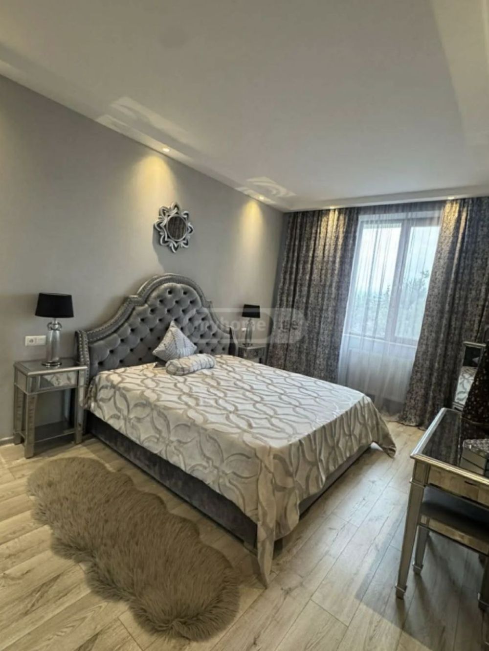 იყიდება 2 ოთახიანი ბინა ვაკეში